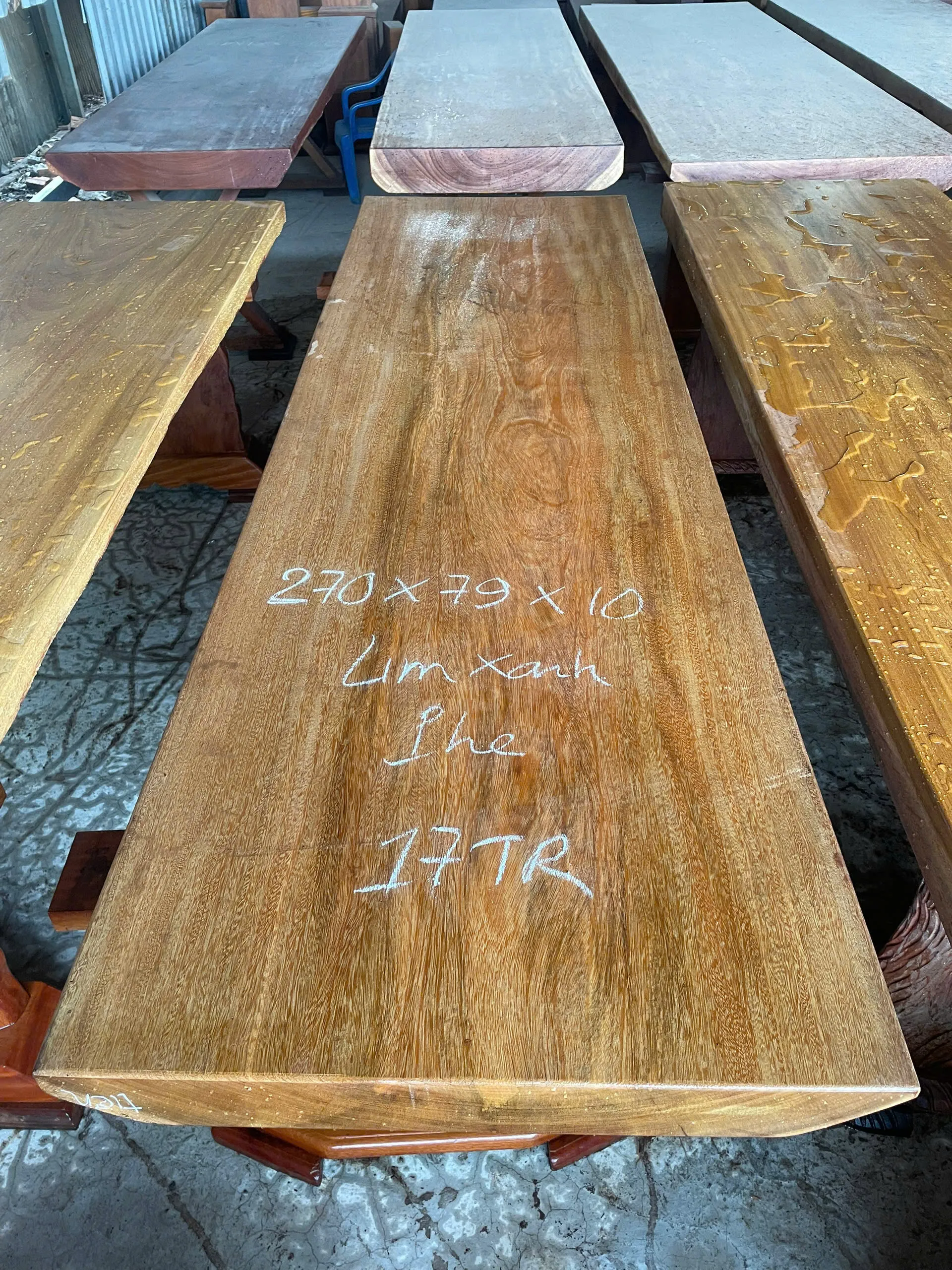 Mặt bàn gỗ nguyên khối 270 × 79 × 10 cm tại xưởng Sơn Sập Gỗ Quận 12