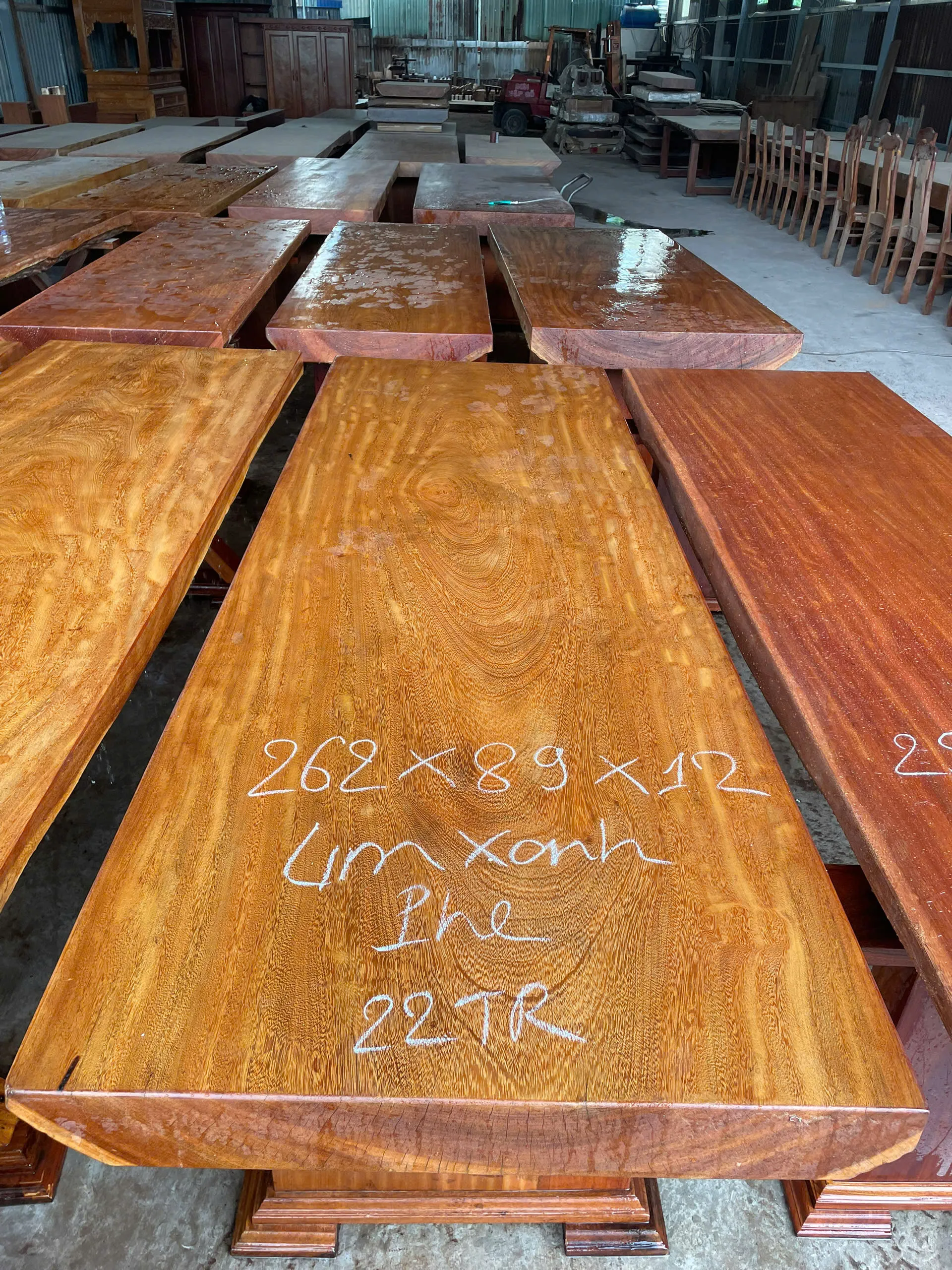 Mặt bàn gỗ nguyên khối 262 × 89 × 12 cm tại xưởng Sơn Sập Gỗ Quận 12
