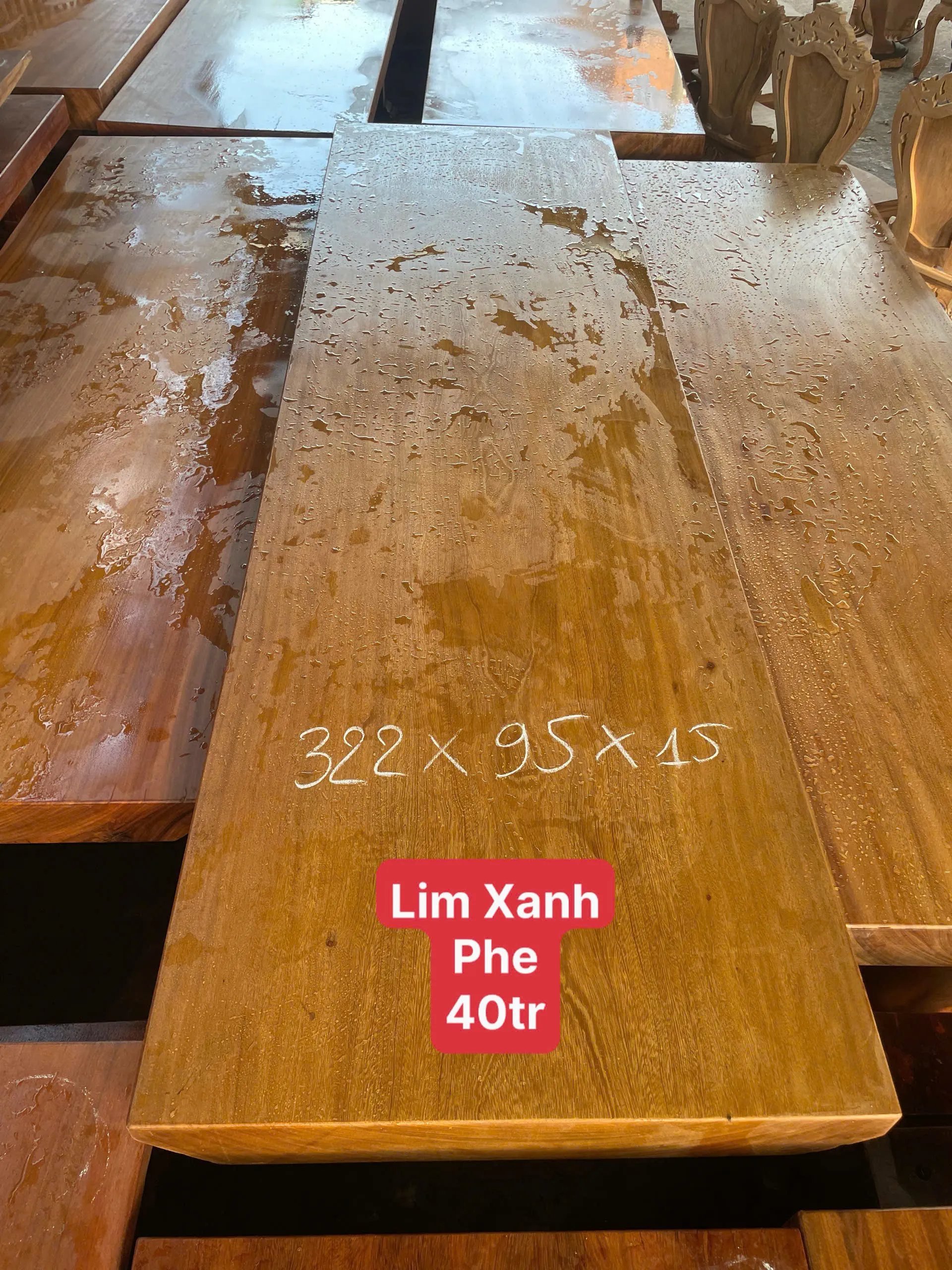 Mặt bàn gỗ nguyên khối 322 × 95 × 15 cm tại xưởng Sơn Sập Gỗ Quận 12