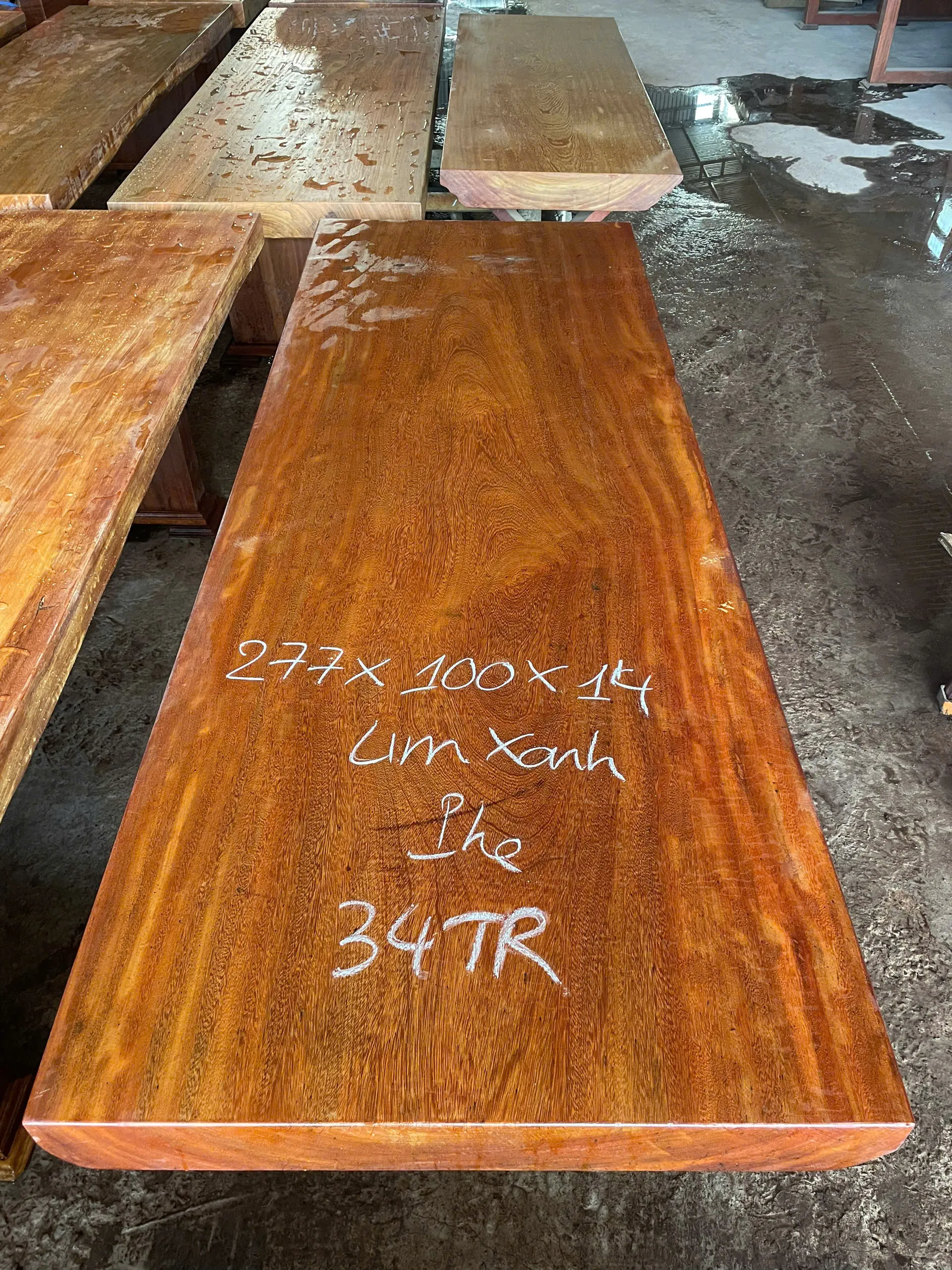 Mặt bàn gỗ nguyên khối 277 × 100 × 14 cm tại xưởng Sơn Sập Gỗ Quận 12