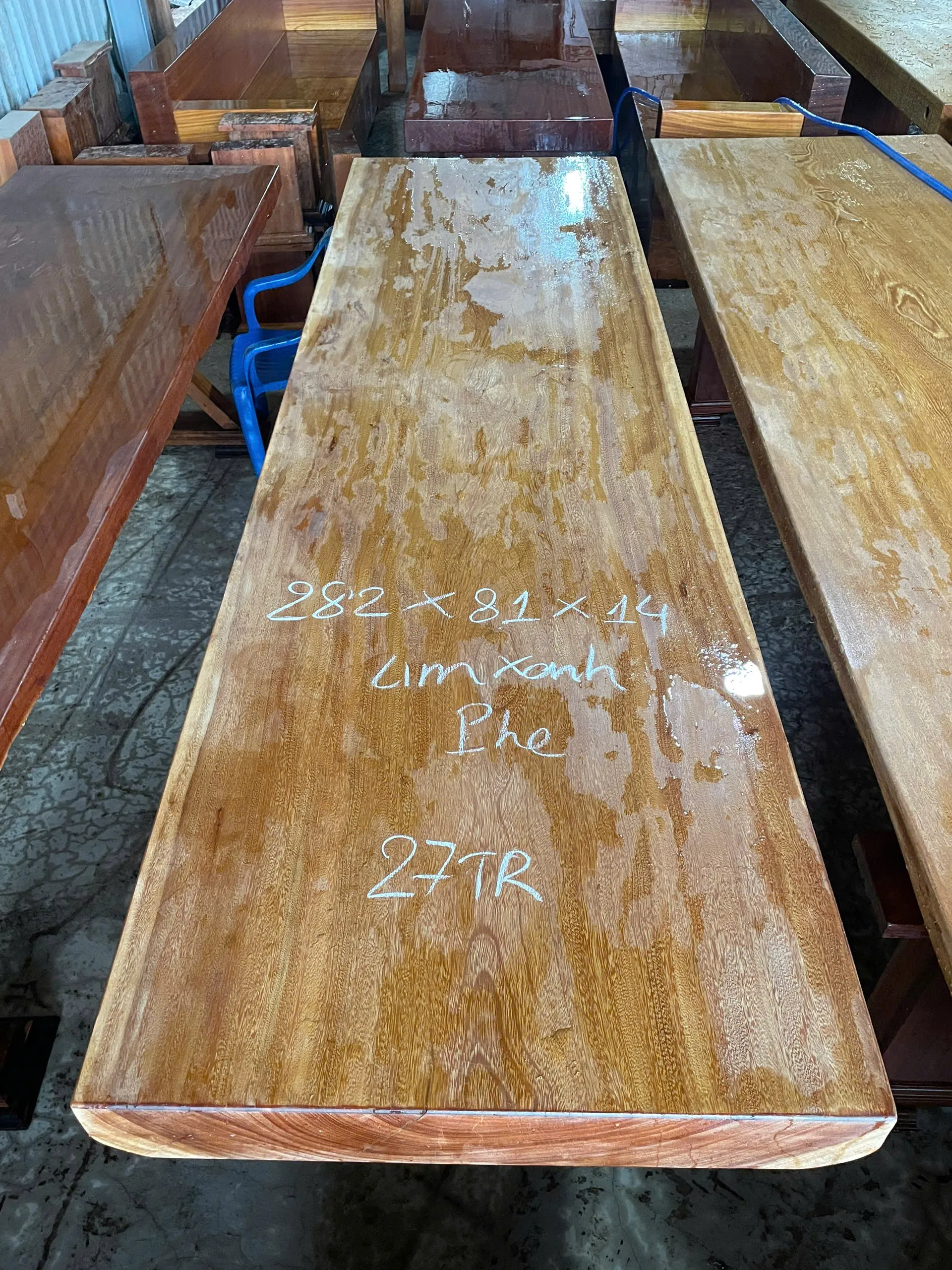 Mặt bàn gỗ nguyên khối 282 × 81 × 14 cm tại xưởng Sơn Sập Gỗ Quận 12