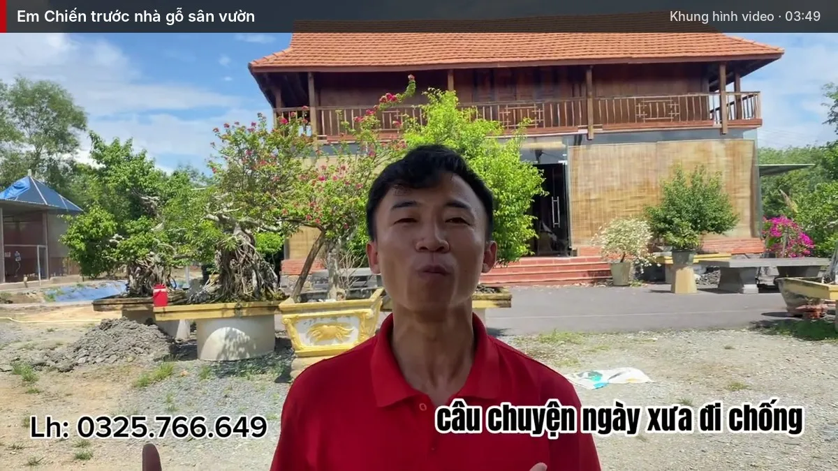 Em Chiến trước nhà gỗ sân vườn Em Chiến trước nhà gỗ sân vườn