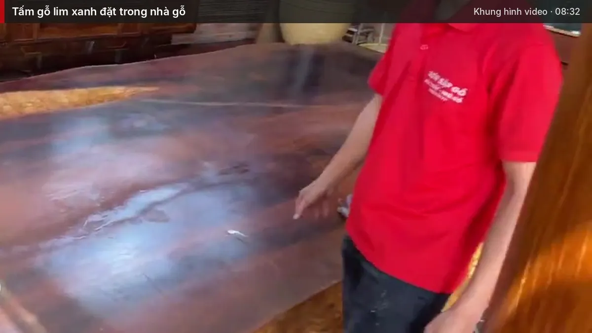 Tấm gỗ lim xanh đặt trong nhà gỗ Tấm gỗ lim xanh đặt trong nhà gỗ