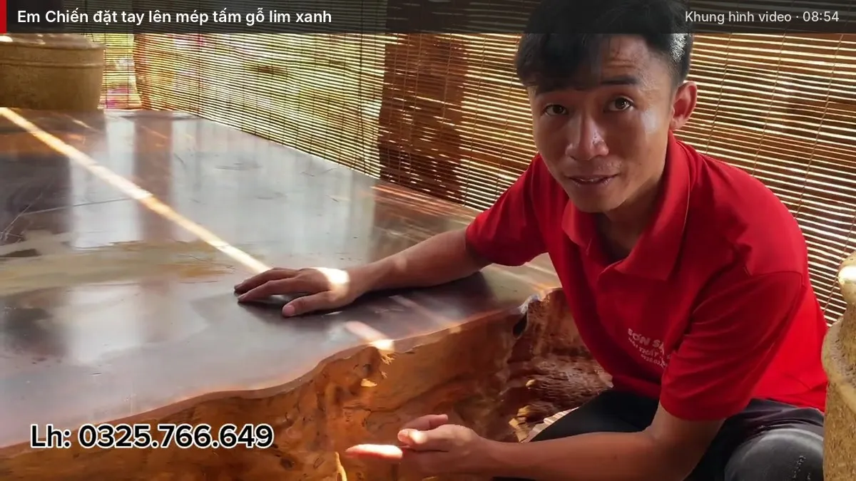Em Chiến đặt tay lên mép tấm gỗ lim xanh Em Chiến đặt tay lên mép tấm gỗ lim xanh