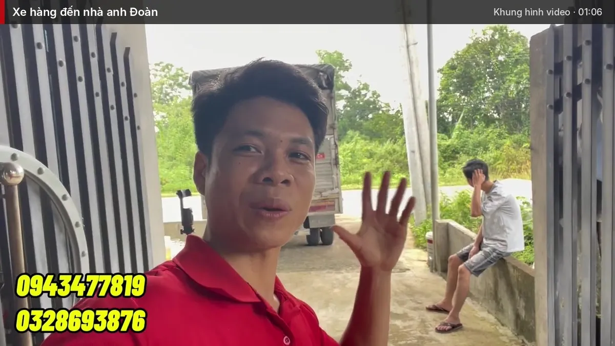 Em xưởng đón khách trước cổng, xe hàng phía sau Em xưởng đón khách trước cổng, xe hàng phía sau