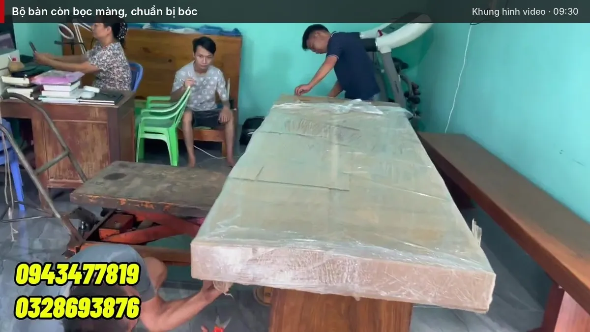 Bộ bàn còn bọc màng, anh em chuẩn bị bóc Bộ bàn còn bọc màng, anh em chuẩn bị bóc