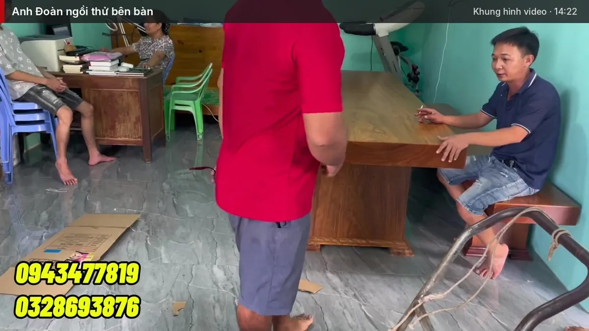 Anh Đoàn ngồi thử bên bàn, em xưởng trao đổi về mặt gỗ Anh Đoàn ngồi thử bên bàn, em xưởng trao đổi về mặt gỗ