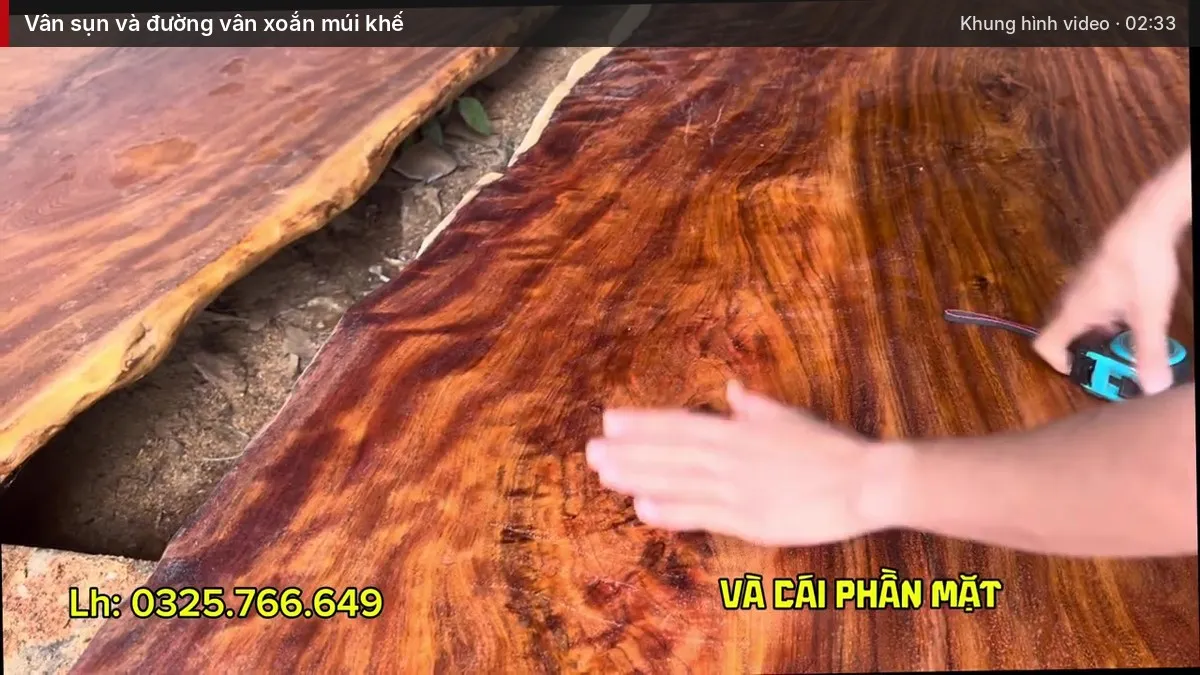 Em Chiến chỉ phần vân sụn và vân xoắn trên mặt tiền tấm gỗ