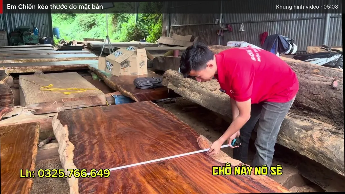Em Chiến kéo thước đo chiều rộng mặt bàn trong xưởng