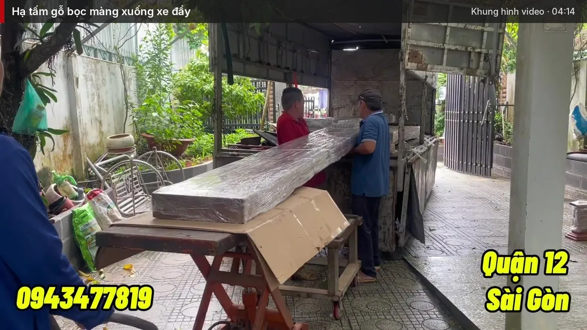 Hạ tấm gỗ bọc màng xuống xe đẩy nâng hạ