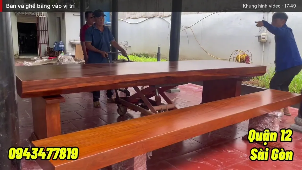 Bàn và ghế băng đã vào vị trí trong khu nhà gỗ