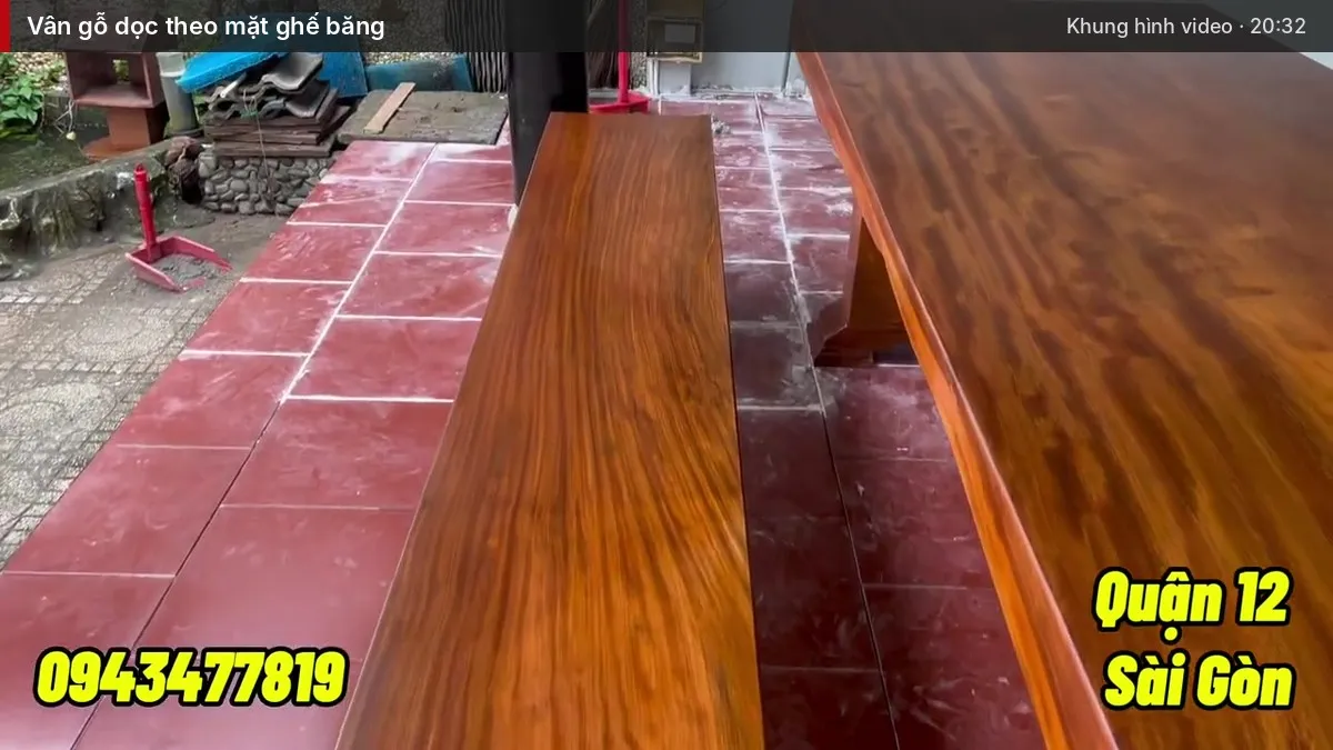 Vân gỗ dọc theo mặt ghế băng đã hoàn thiện