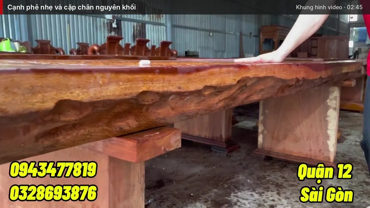 Cạnh phê nhẹ và cặp chân nguyên khối