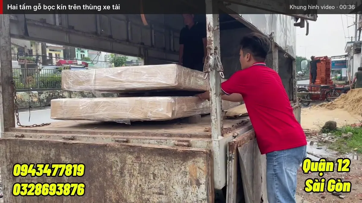 Hai tấm gỗ bọc kín trên thùng xe tải