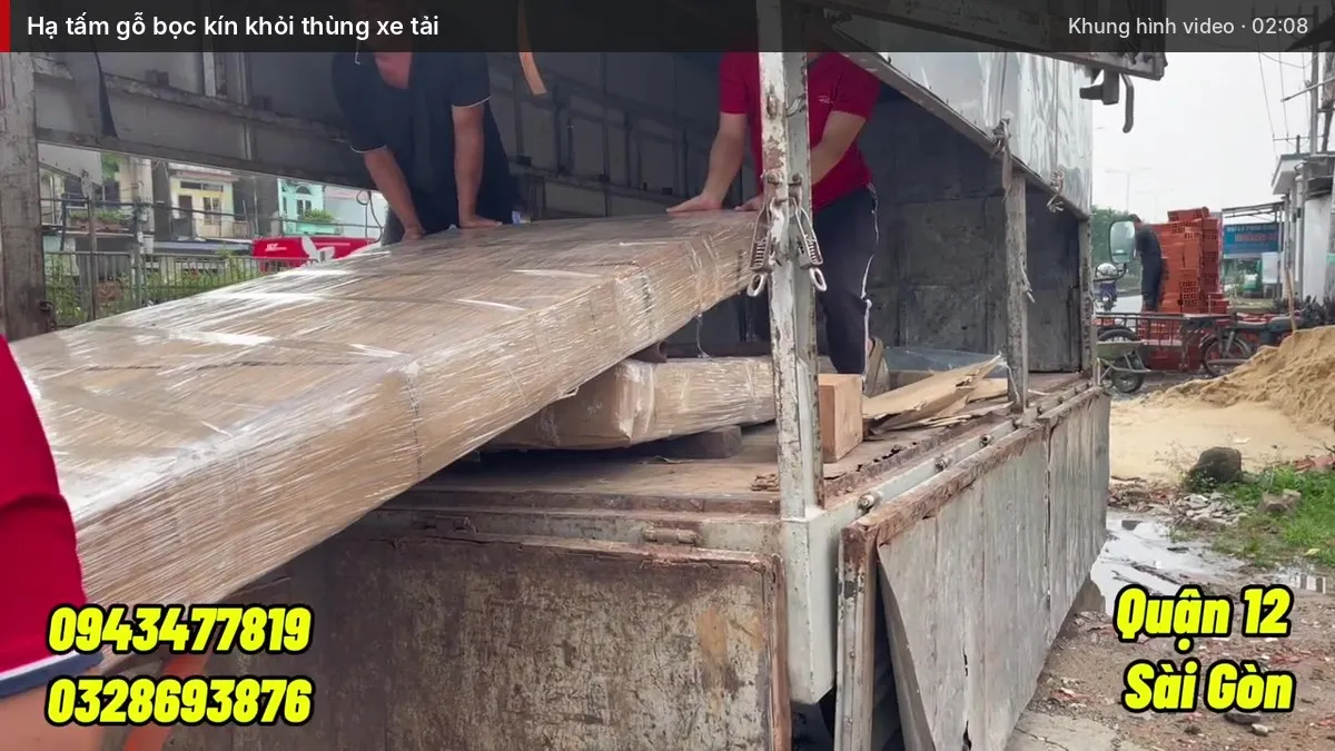 Hạ tấm gỗ bọc kín khỏi thùng xe tải