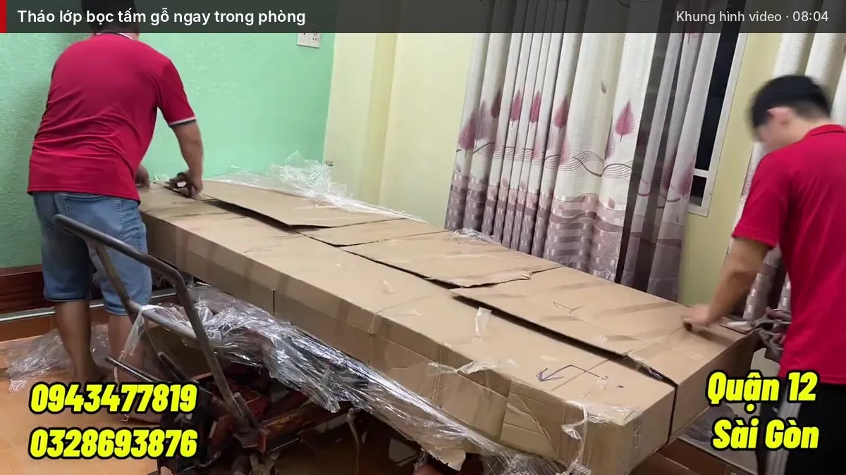 Tháo lớp bọc tấm sập gỗ lim vàng ngay trong phòng