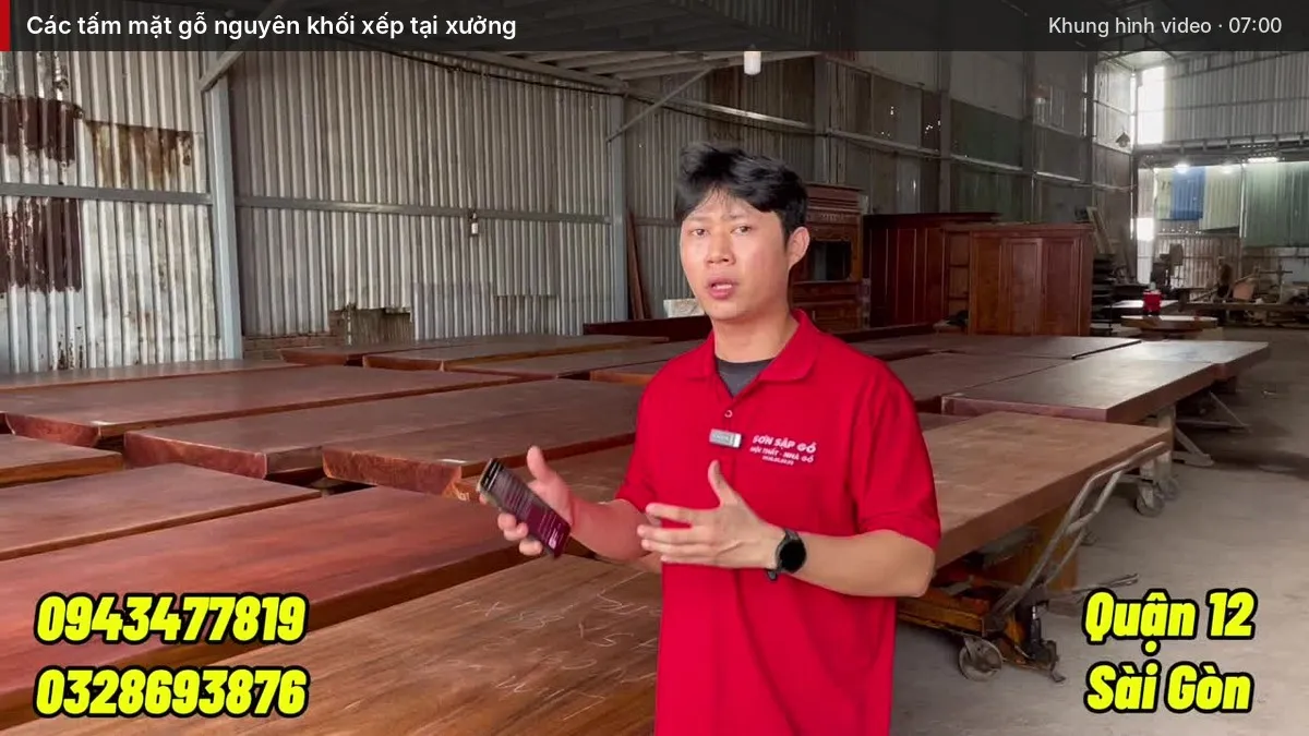 Các tấm mặt gỗ nguyên khối xếp tại xưởng