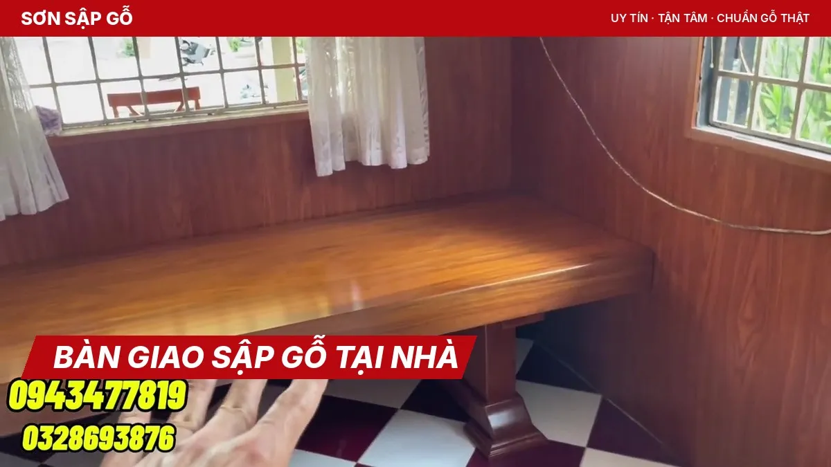 Tấm gỗ đặt cạnh cửa sổ để ngồi hoặc nằm nghỉ
