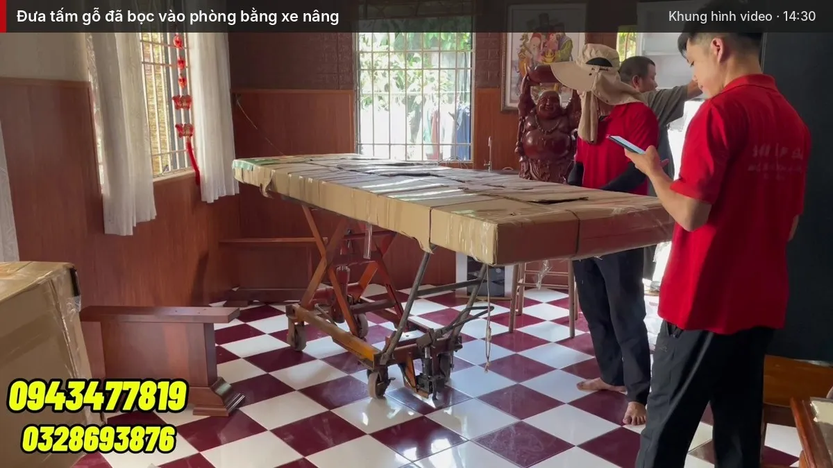 Đưa tấm gỗ đã bọc vào phòng bằng xe nâng Đưa tấm gỗ đã bọc vào phòng bằng xe nâng