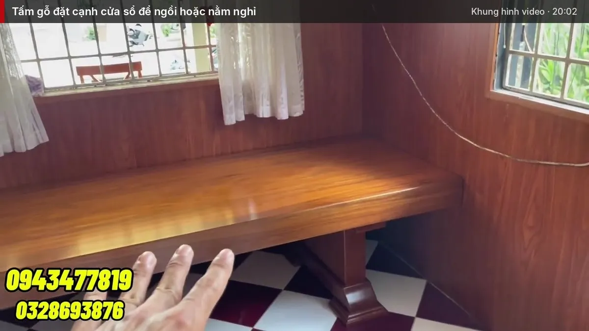 Tấm gỗ đặt cạnh cửa sổ để ngồi hoặc nằm nghỉ Tấm gỗ đặt cạnh cửa sổ để ngồi hoặc nằm nghỉ