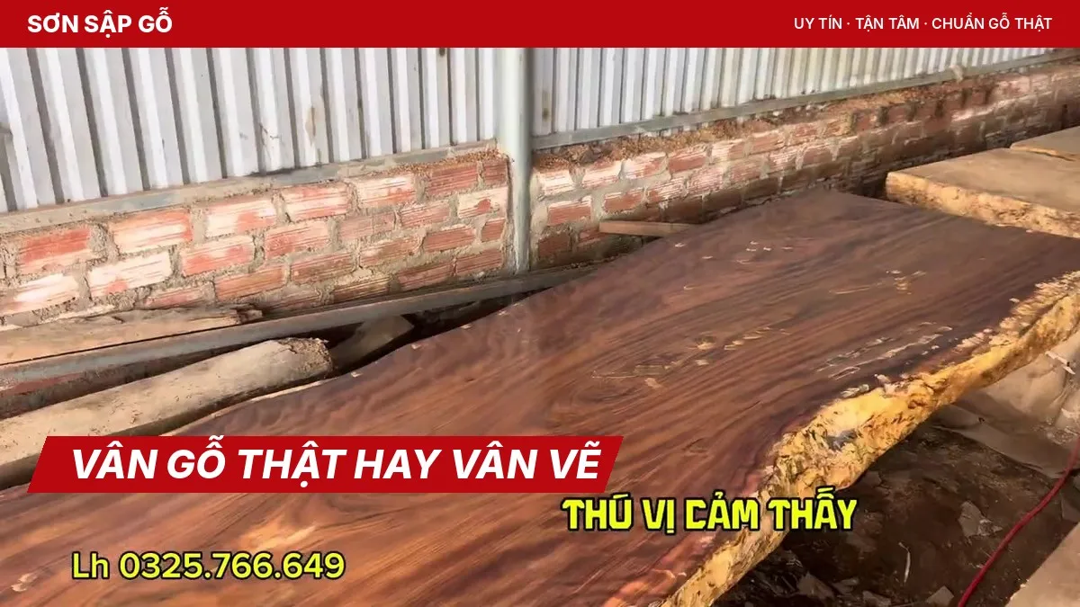 Mặt bàn gỗ lũa tự nhiên trong xưởng