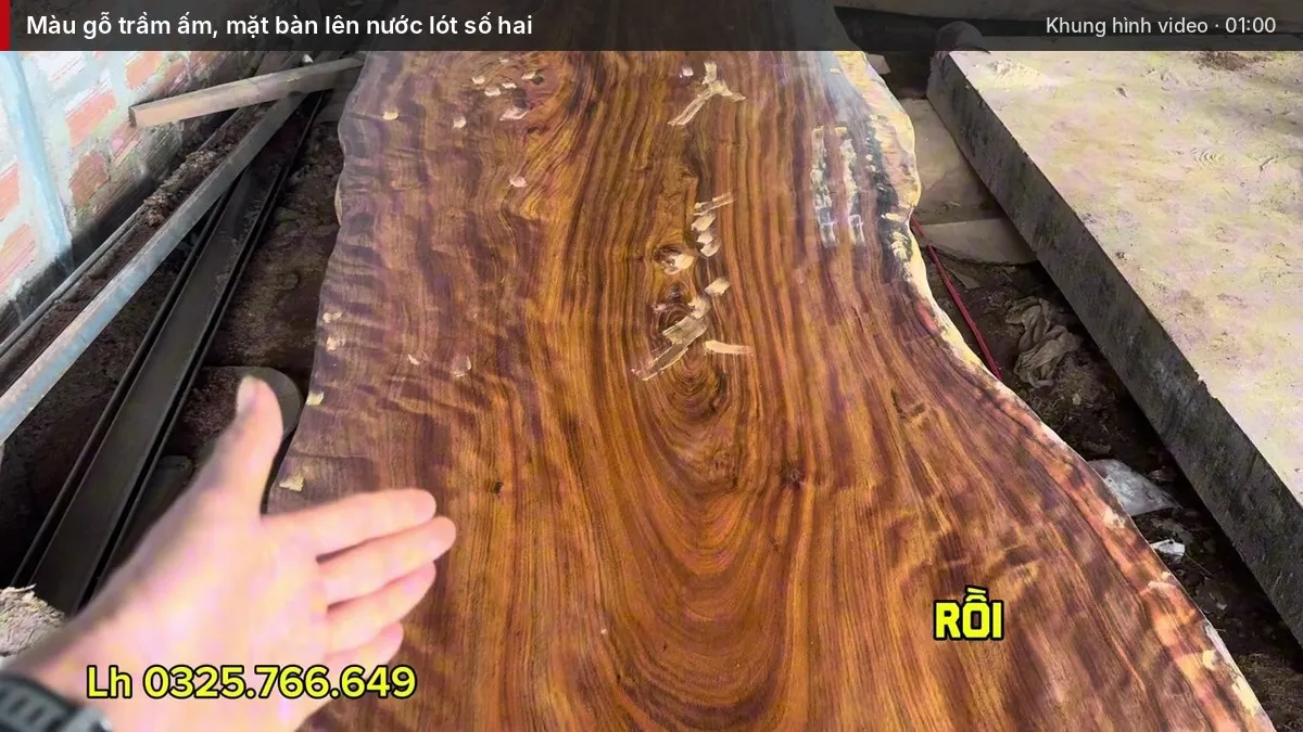 Màu gỗ trầm ấm, mặt bàn lên nước lót số hai