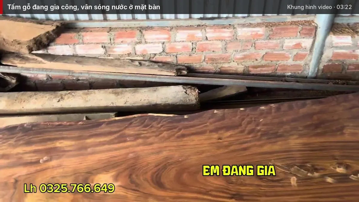 Tấm gỗ đang gia công, vân sóng nước ở mặt bàn