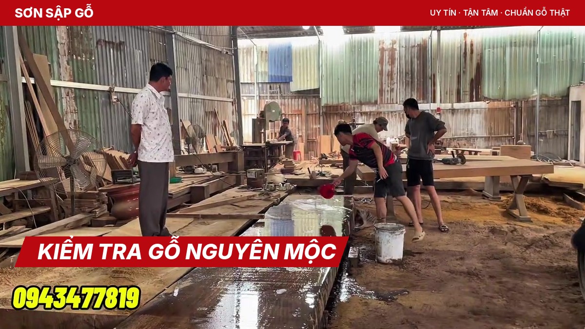 Xem tấm gỗ nguyên khối vừa xẻ tại xưởng