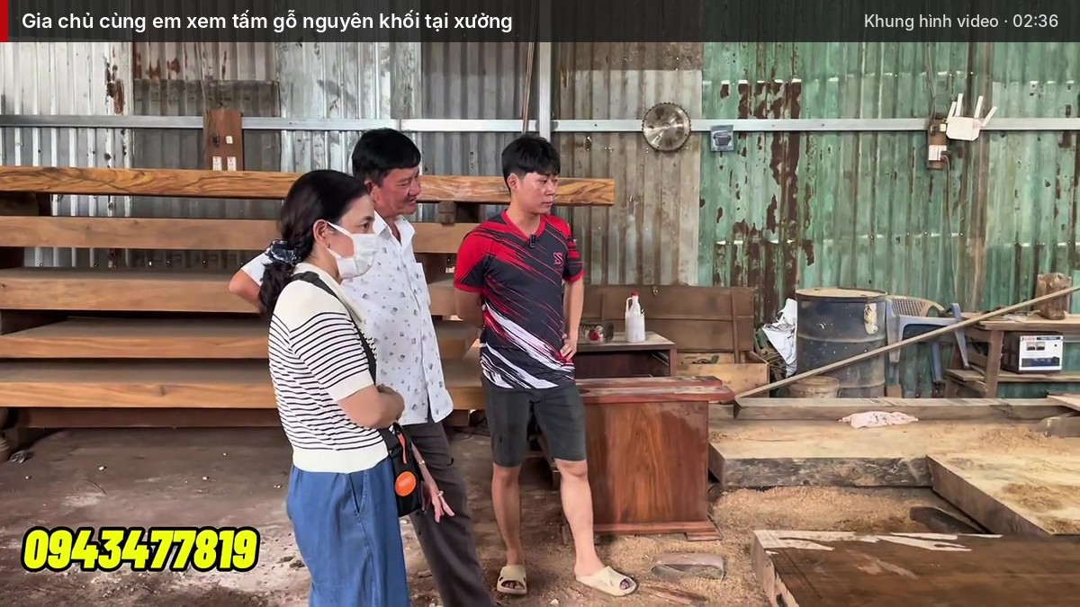 Gia chủ cùng em xem tấm gỗ nguyên khối tại xưởng Gia chủ cùng em xem tấm gỗ nguyên khối tại xưởng