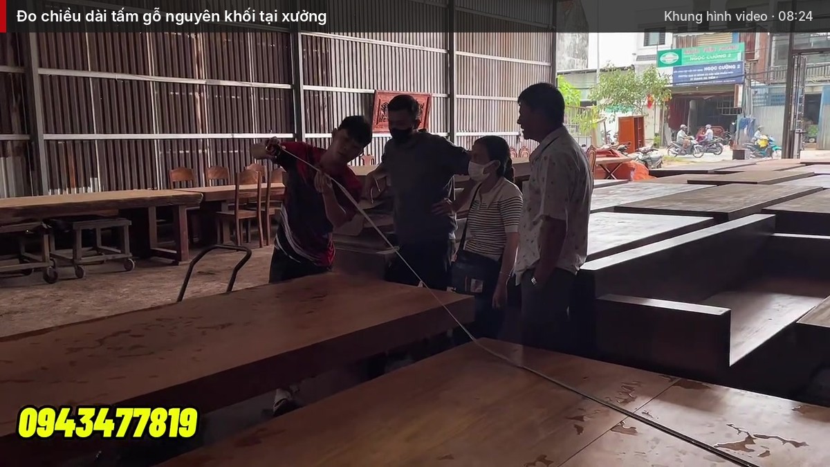 Đo chiều dài tấm gỗ nguyên khối tại xưởng Đo chiều dài tấm gỗ nguyên khối tại xưởng