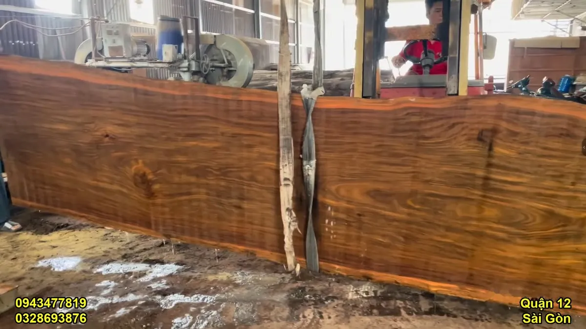 xẻ gỗ lim cùng anh khách